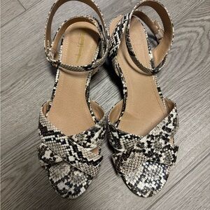 Ann Taylor LOFT Snakeskin Modern Thong Strappy Sandals Sz. 8 Animal Skin